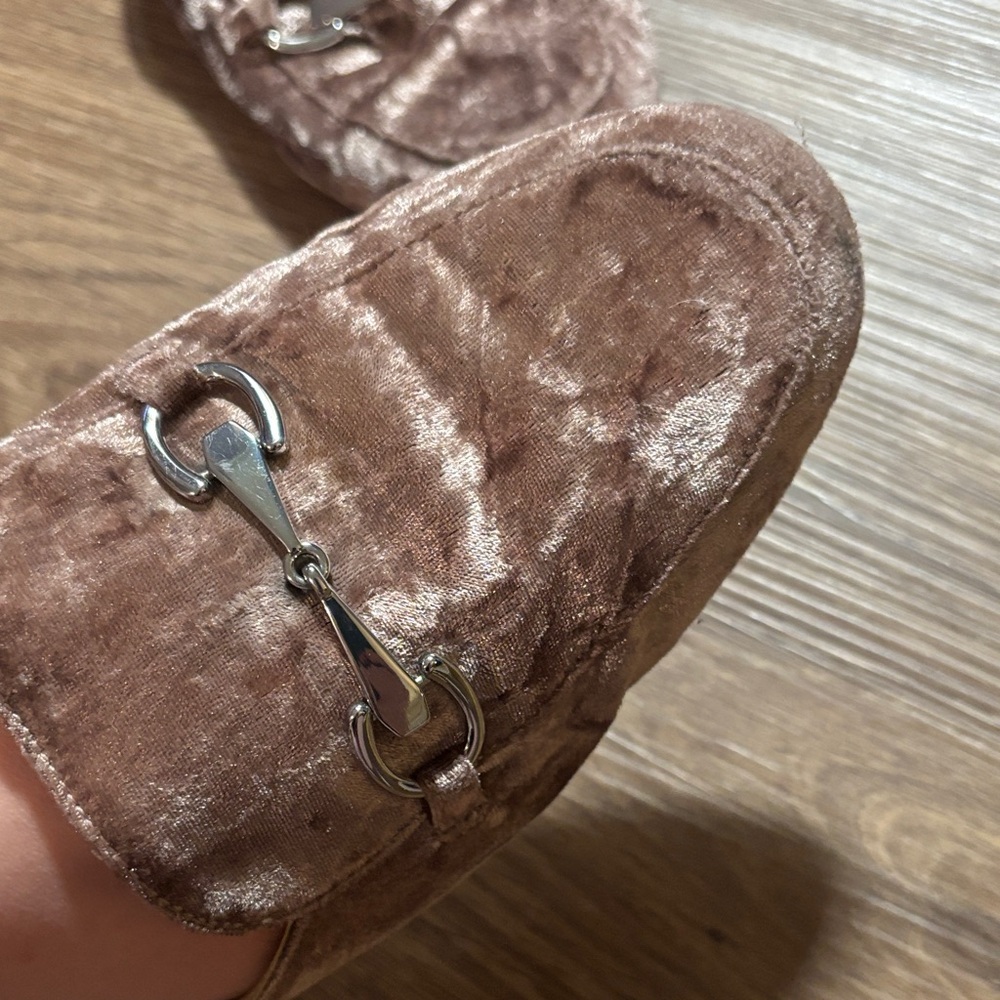 Merona Women's pale pink Velvet Mules with Silver Chain 7 - Picture 2 of 7